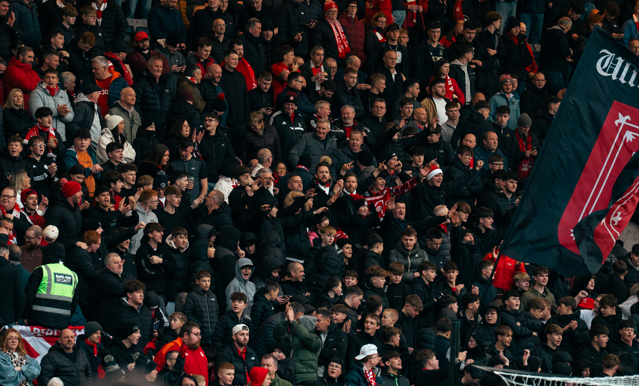 Dundee (A) Crowd