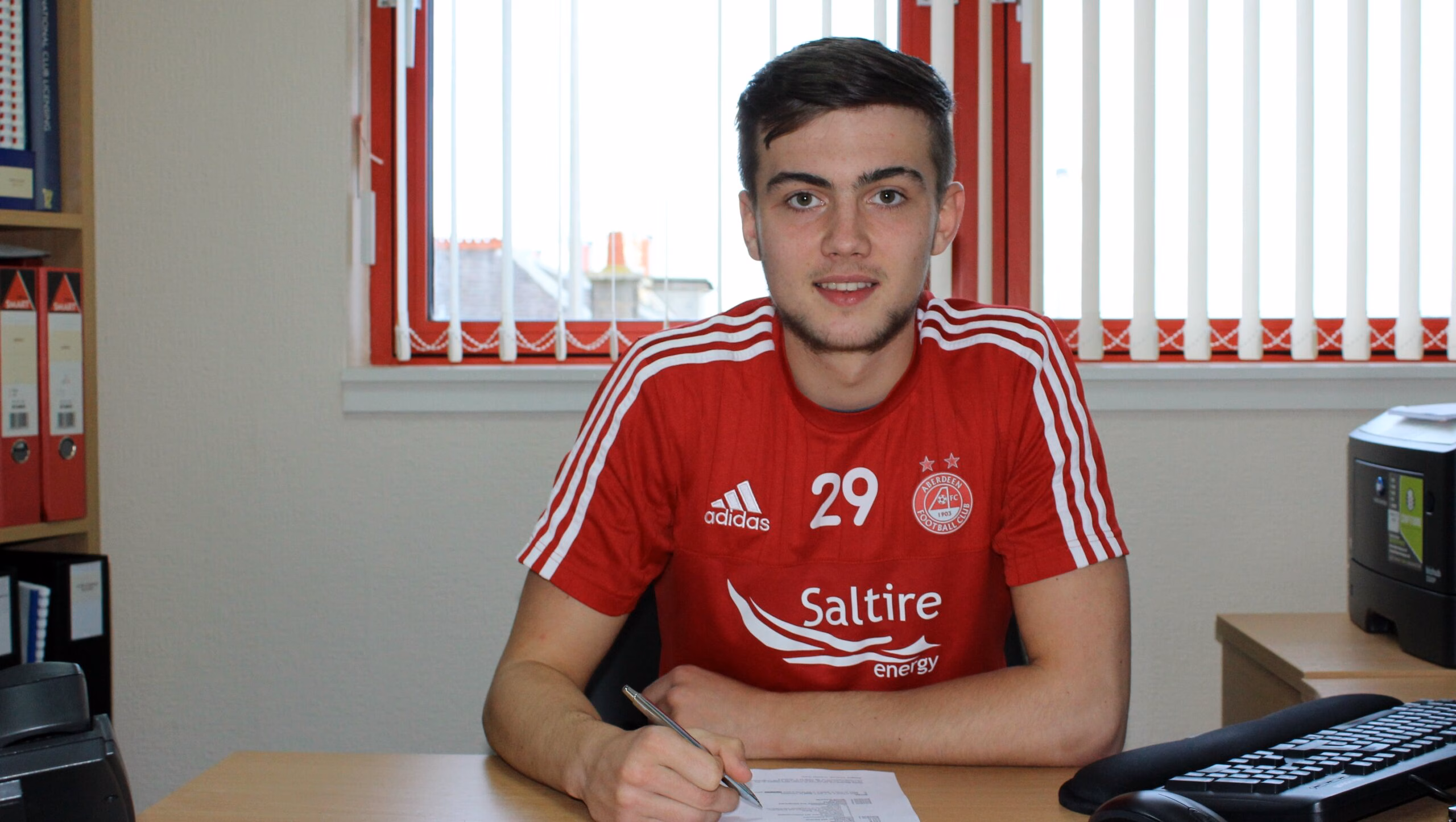 Daniel Harvie signs new deal