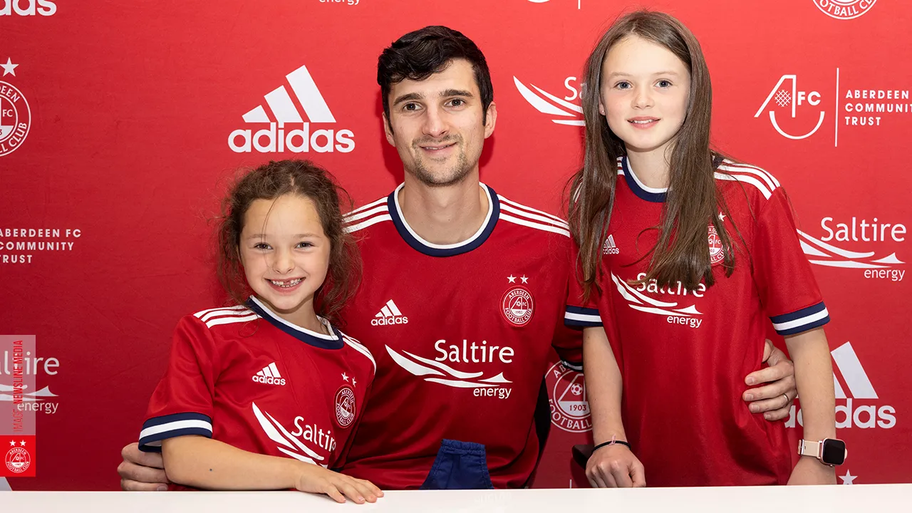 Hundreds of young fans ‘Sign for the Dons’