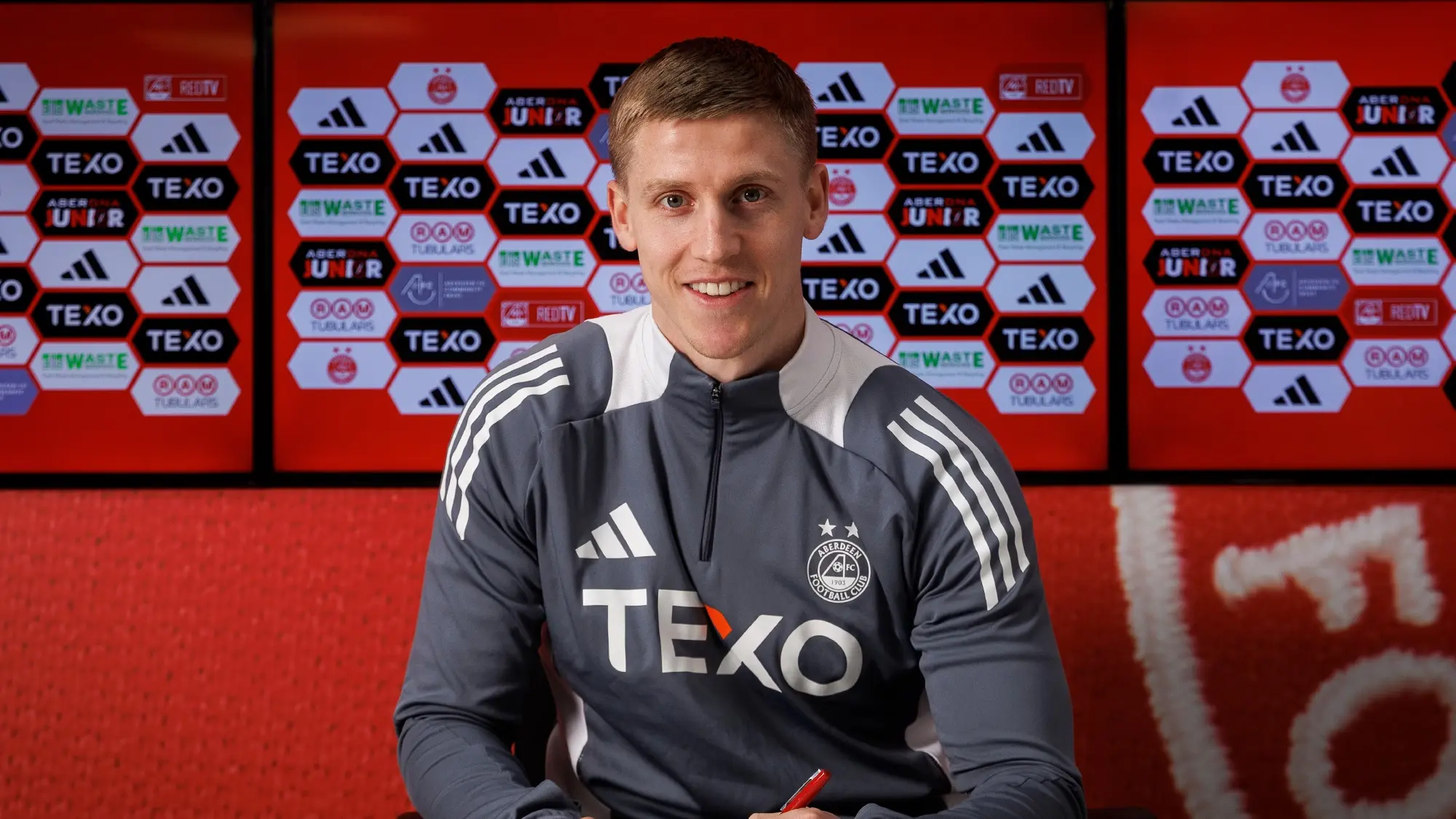 Dutch defender joins on deadline day image