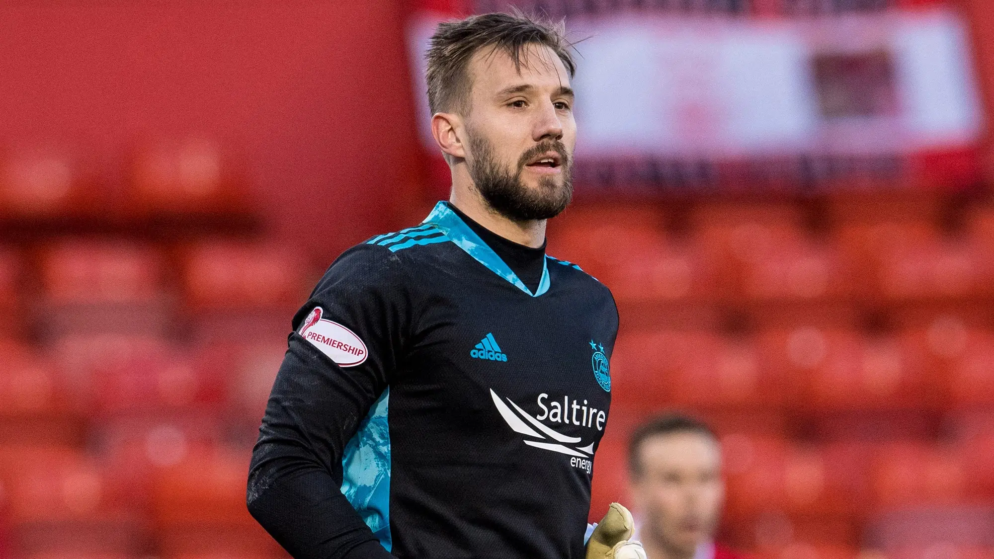 Gary Woods signs pre-contract