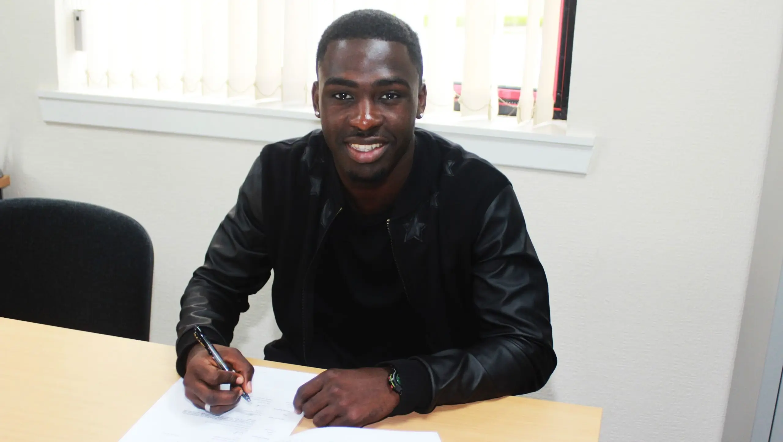 Winger joins Dons on loan