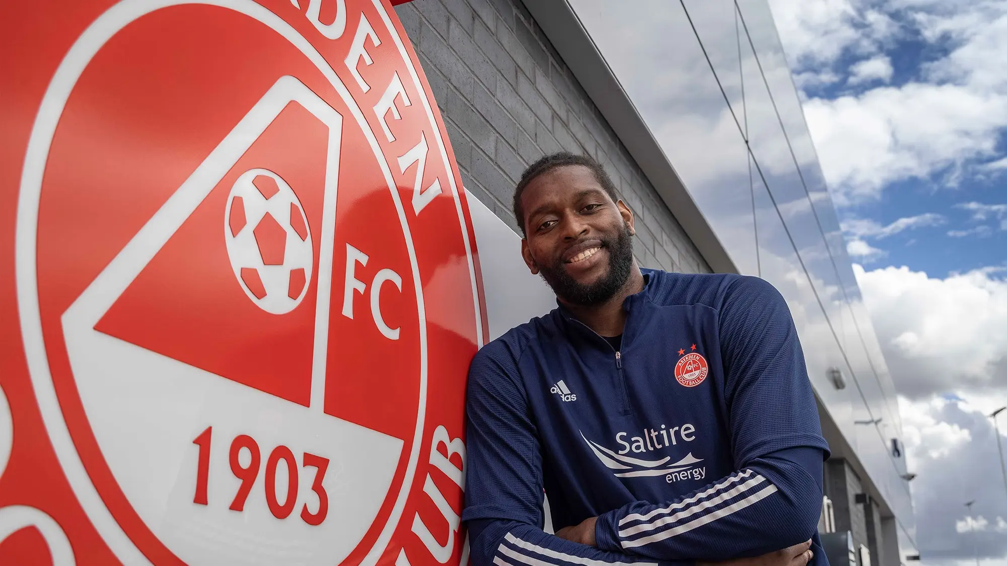 Aberdeen sign striker Jay Emmanuel-Thomas