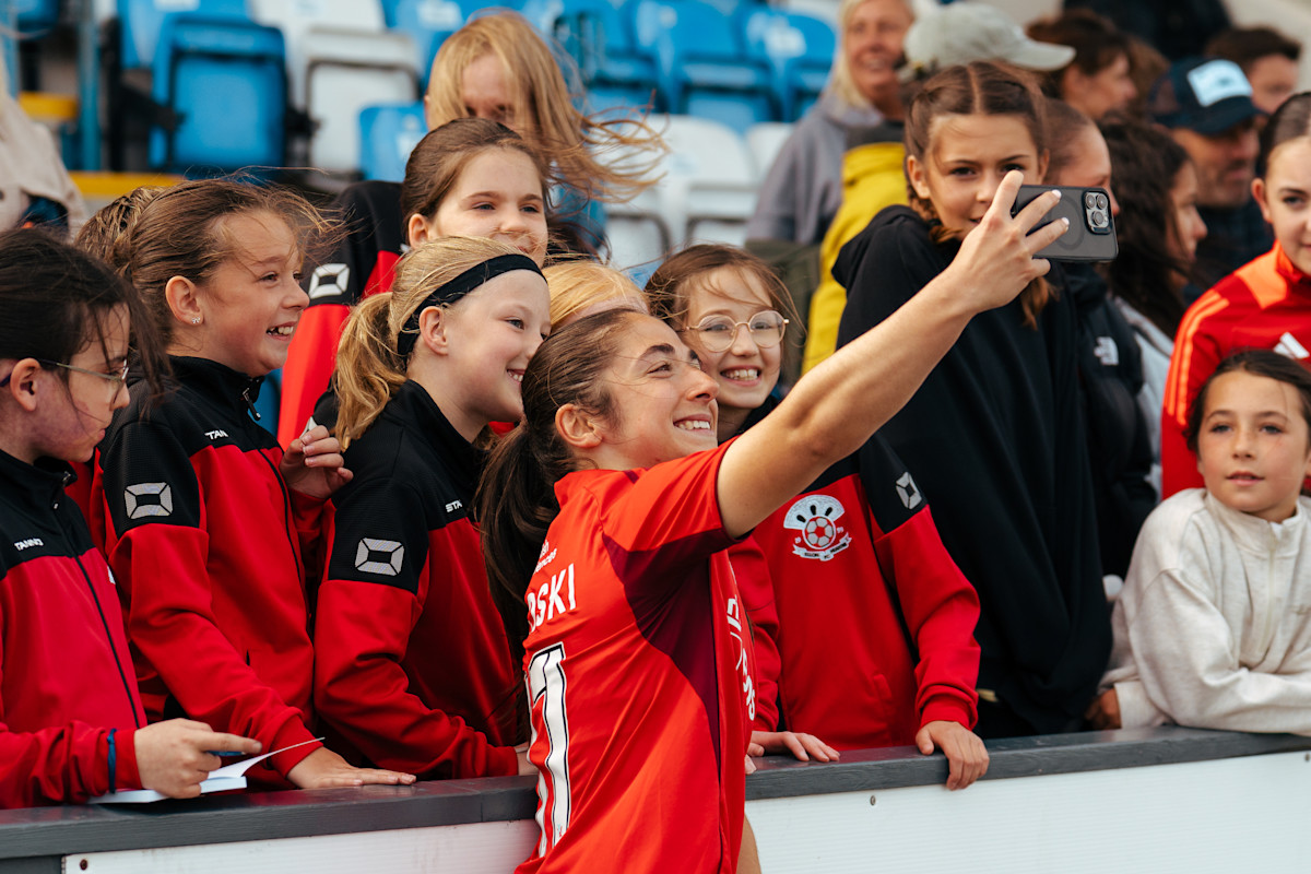 Balmoral Women's Crowd Selfie