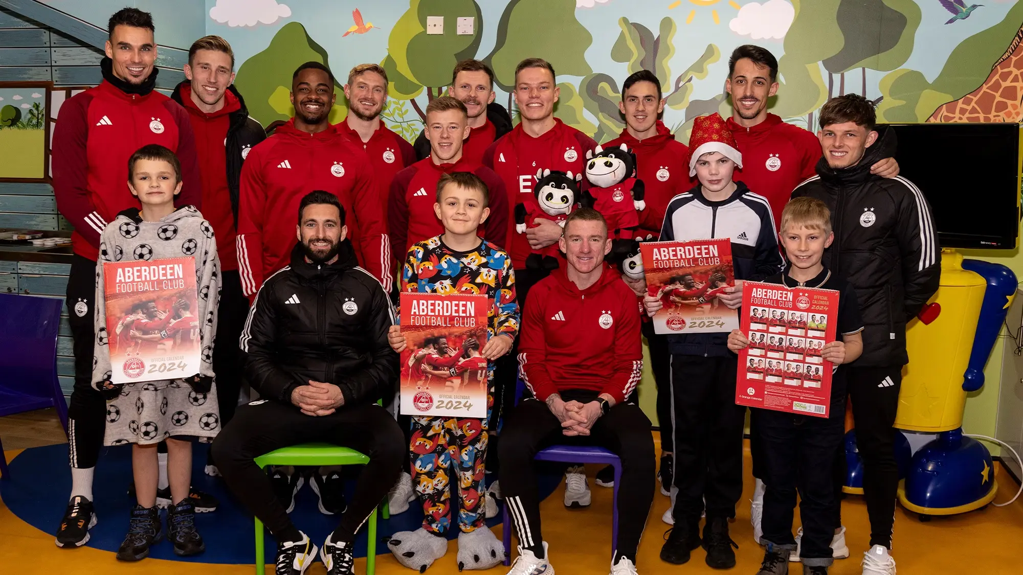 Dons heroes bring festive cheer to young patients at children’s hospital image