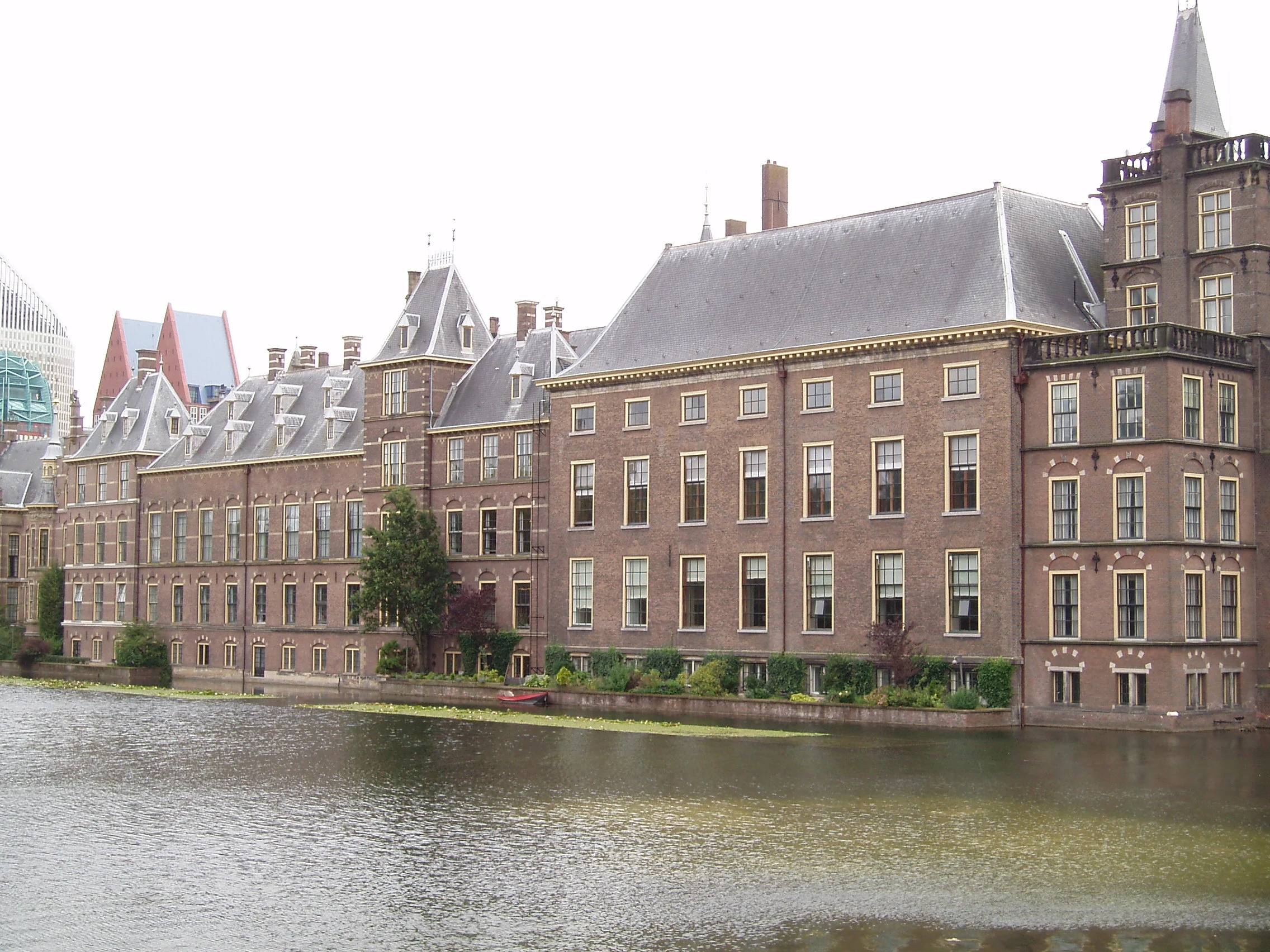 Binnenhof / Eerste Kamer seen from the Hofvijver. Photo by Malis, Wikimedia Commons, released into the public domain. https://commons.wikimedia.org/wiki/File:Binnenhof_-_Haag.jpg