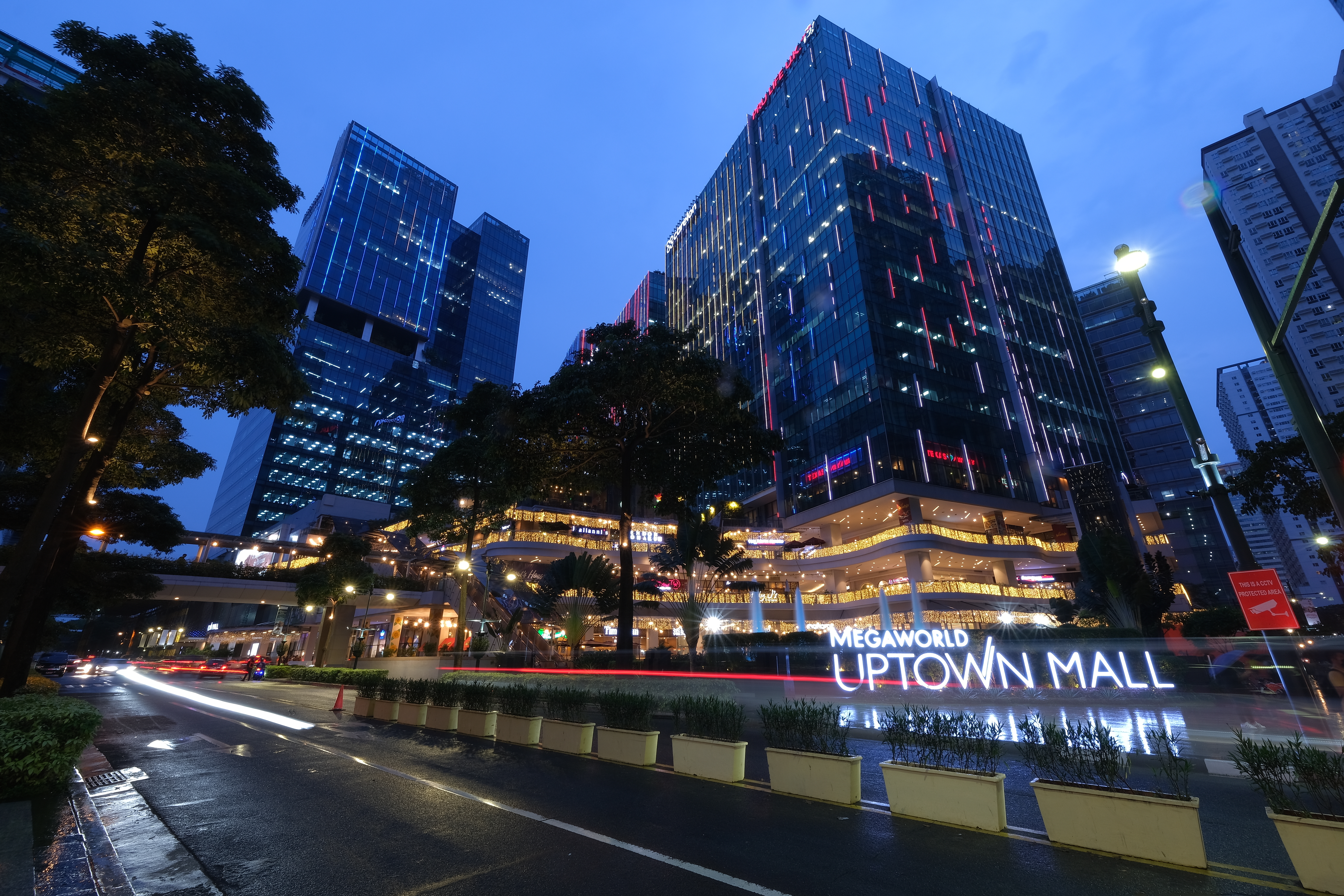 Picture of the exterior of Megaworld Uptown Mall at night