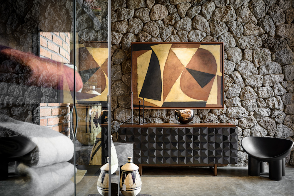 Drawing on the bold and elemental colour palette, and materials native to this region, the design of the lodge is simultaneously powerful and yet peaceful