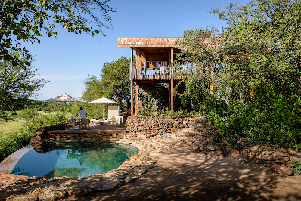 An open-to-the-elements architectural concept and an earthy design scheme allows views from all vantage points and creates a sense of being connected to the landscape