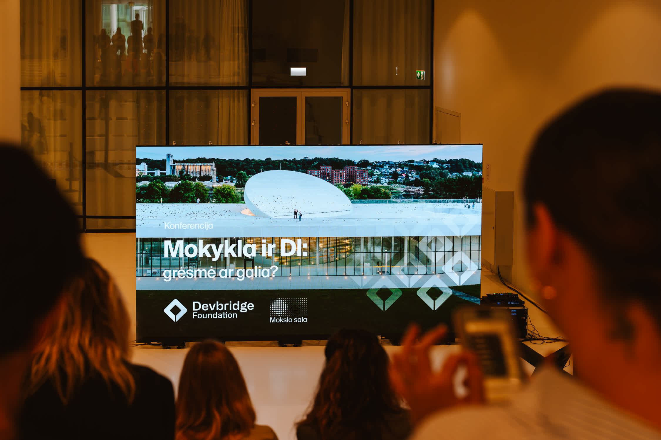 „Mokslo saloje“ vyko „Devbridge Foundation" inicijuota švietimo konferencija apie dirbtinį intelektą: grėsmė ar galia?
