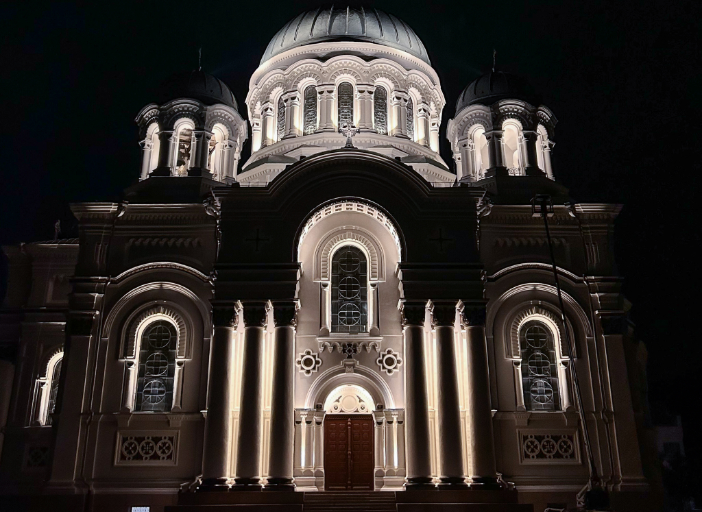 lighting-the-historic-church-01