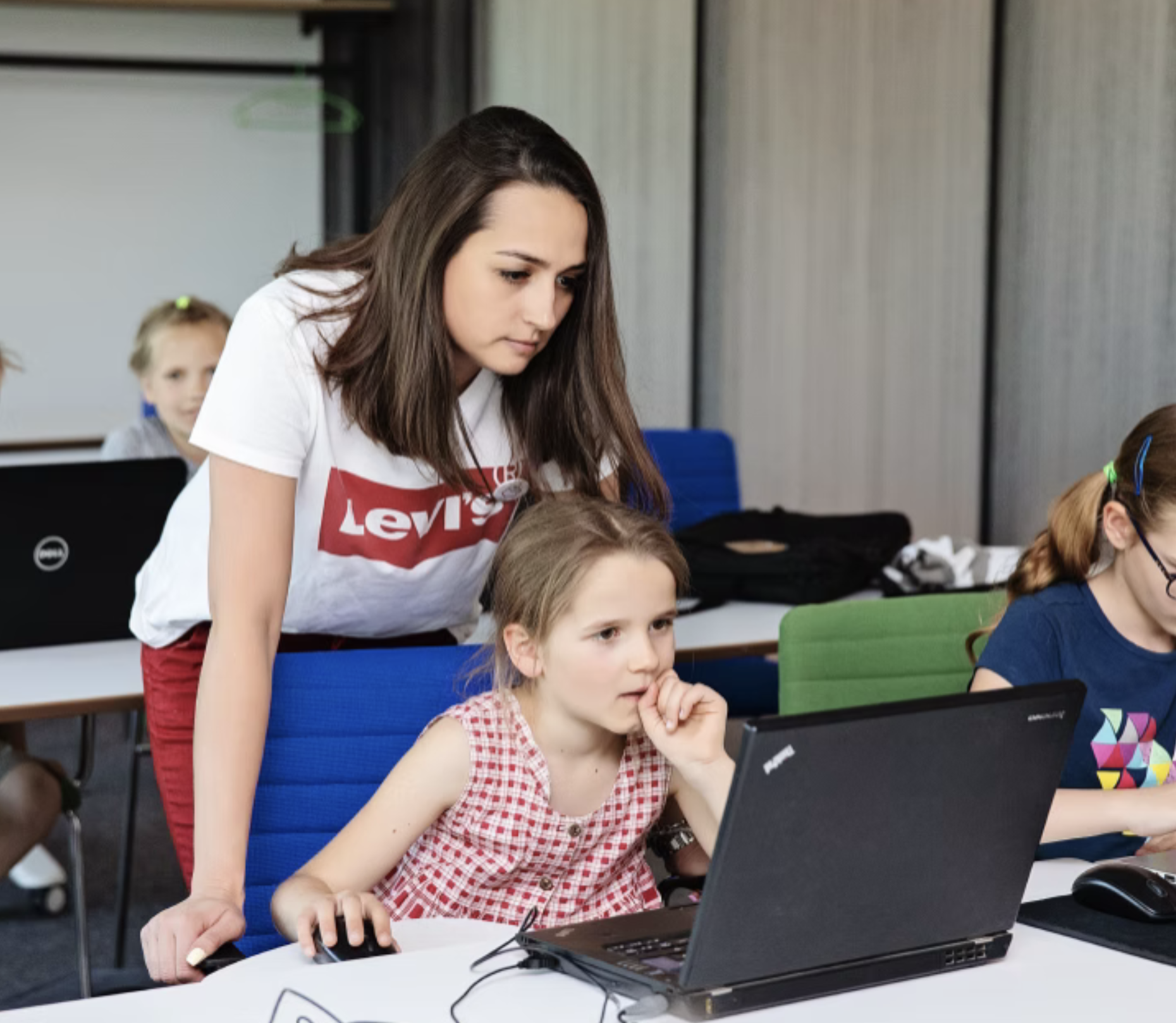 "Ateities kūrėjos" iniciatyva, įgalinusi mergaites pažinti technologijas, ugdyti praktinius įgūdžius ir pamatyti save kaip ateities inovacijų kūrėjas.