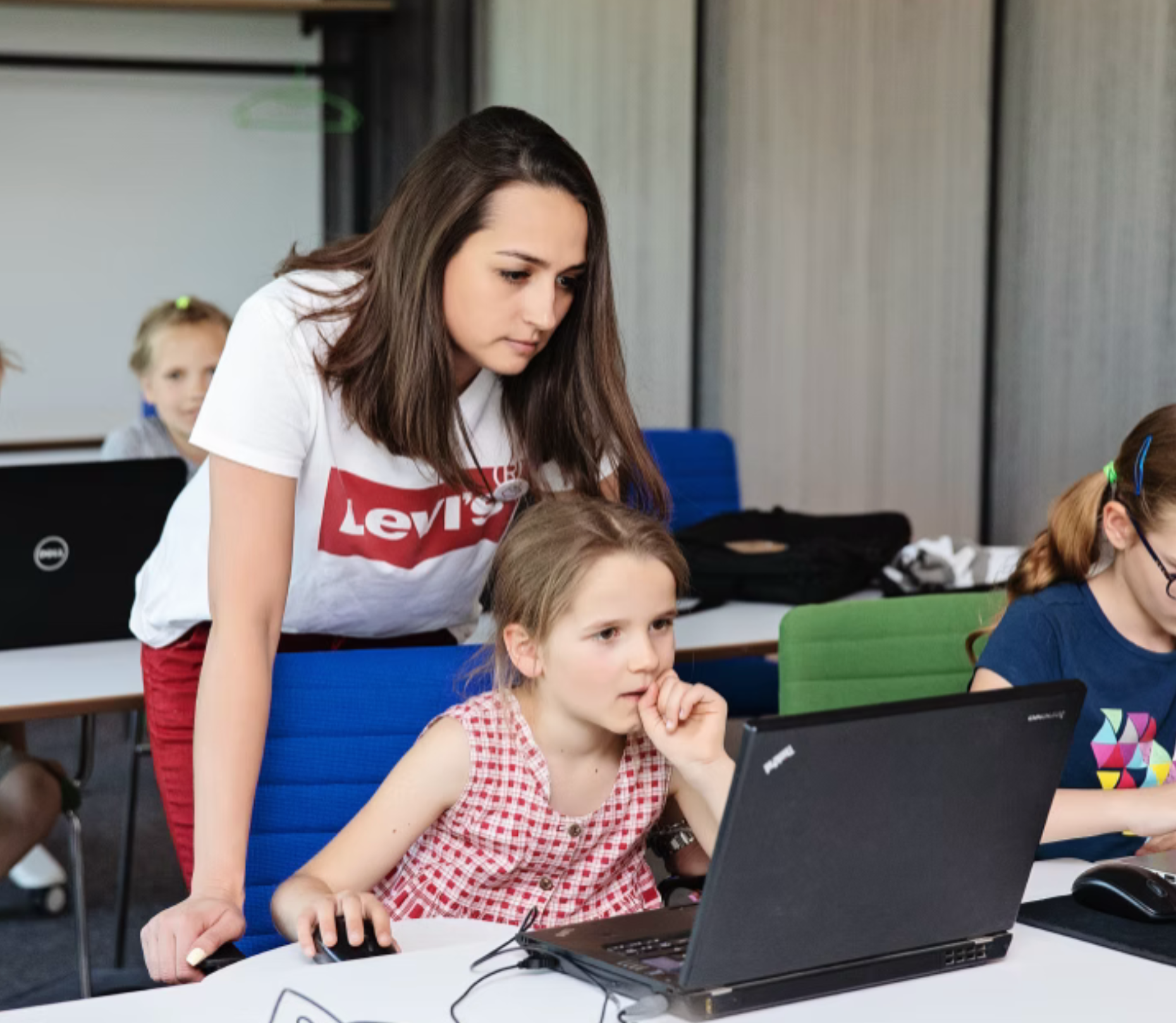 "Ateities kūrėjos" iniciatyva, įgalinusi mergaites pažinti technologijas, ugdyti praktinius įgūdžius ir pamatyti save kaip ateities inovacijų kūrėjas.
