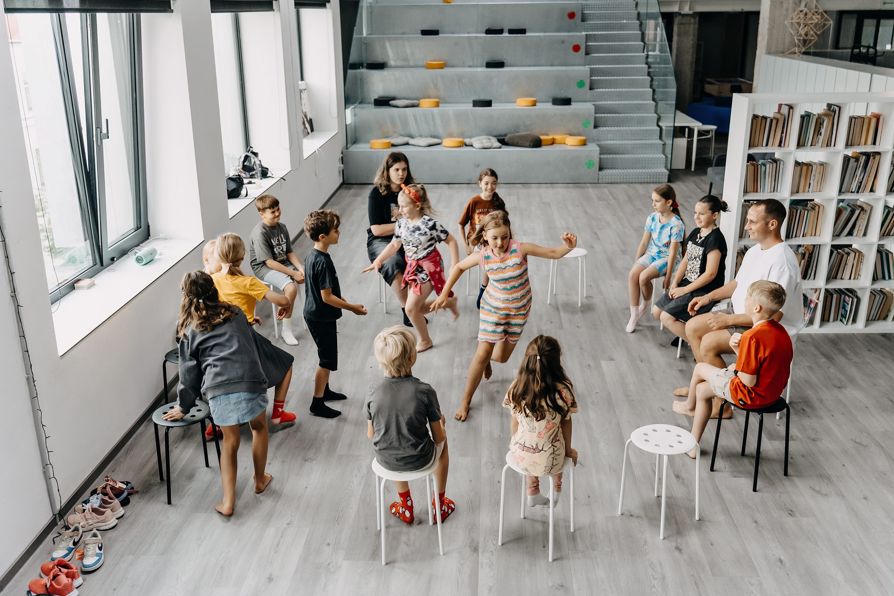 „Devbridge Foundation“ ir festivalis „ConTempo“ kviečia vaikus iš skirtingų regionų į scenos meno ir kūrybinių technologijų programą „ConTempo for Kids“