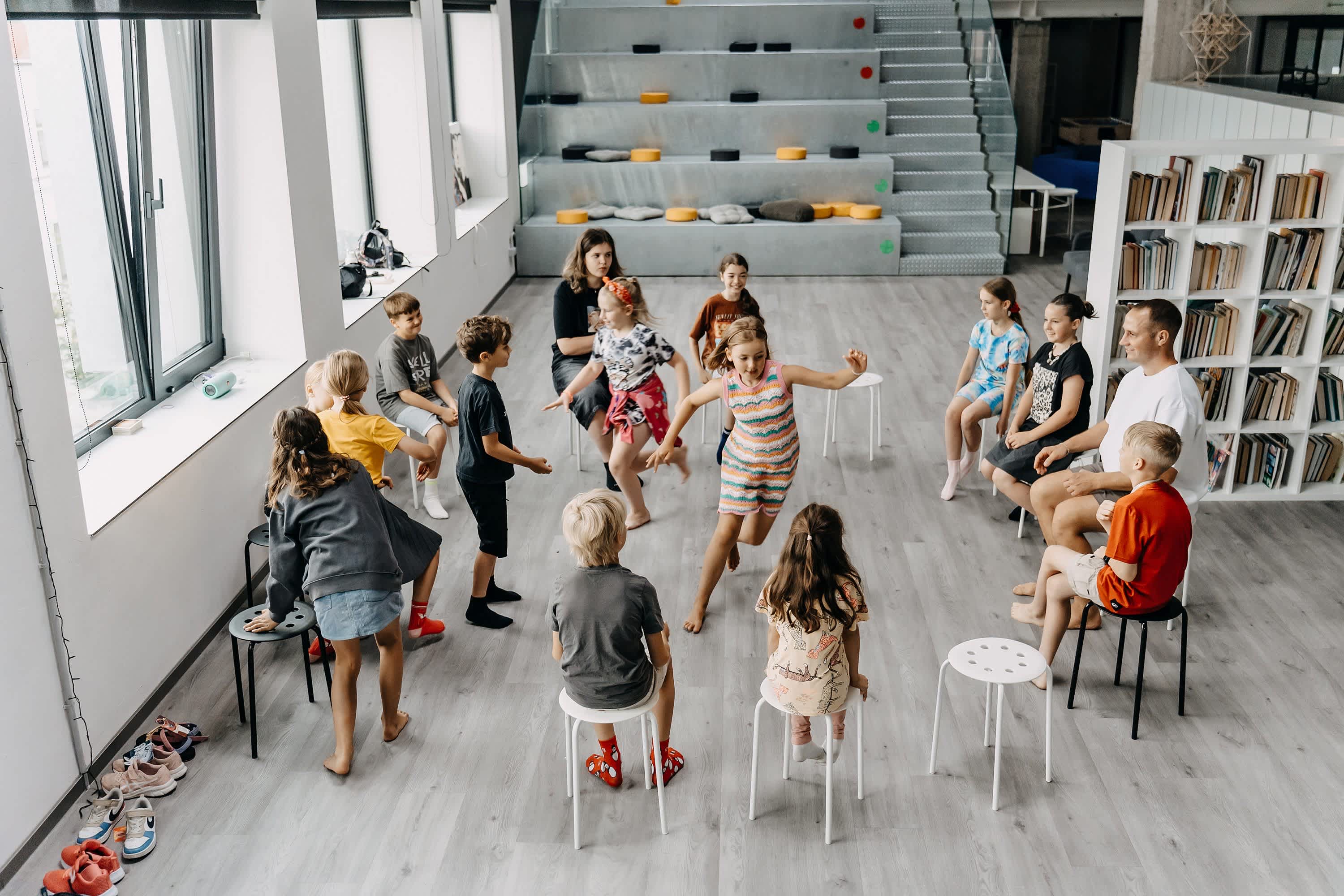 „Devbridge Foundation“ ir festivalis „ConTempo“ kviečia vaikus iš skirtingų regionų į scenos meno ir kūrybinių technologijų programą „ConTempo for Kids“