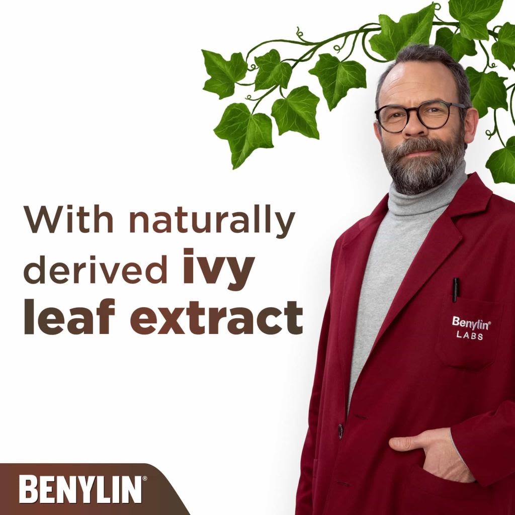 Homme barbu à lunettes qui porte un sarrau affichant la marque BENYLIN® à côté de la revendication « Avec extrait de feuille de lierre de source naturelle »
