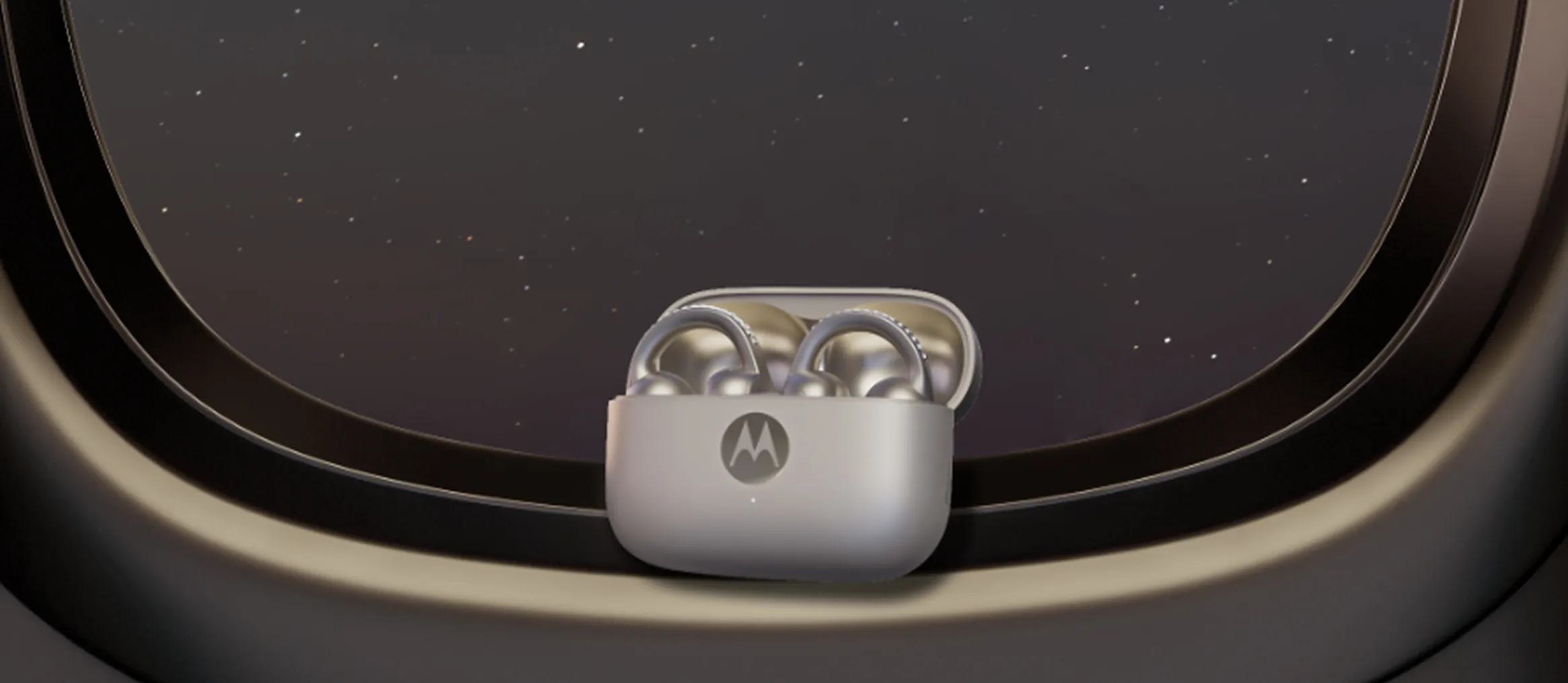 Auriculares en su estuche sobre una ventana con el cielo estrellado