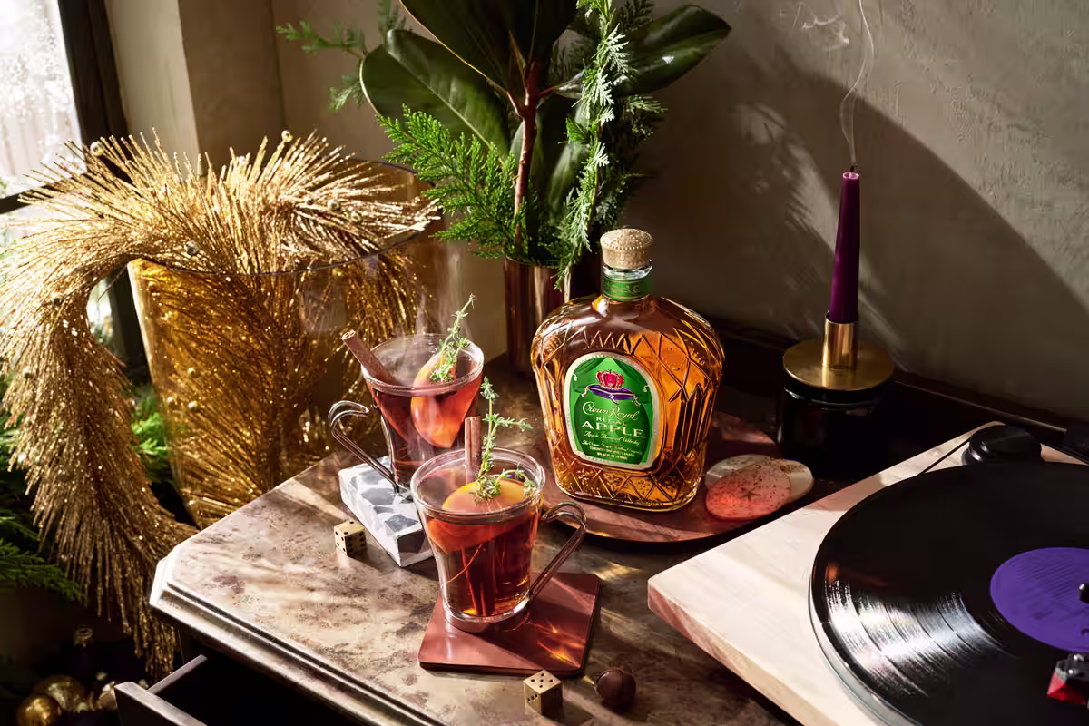 Chilly days, hot drinks. Warming up with a little spiced cider sounds like a good plan to us. A little of spice, a little zest, a lot of cozy. Keep w