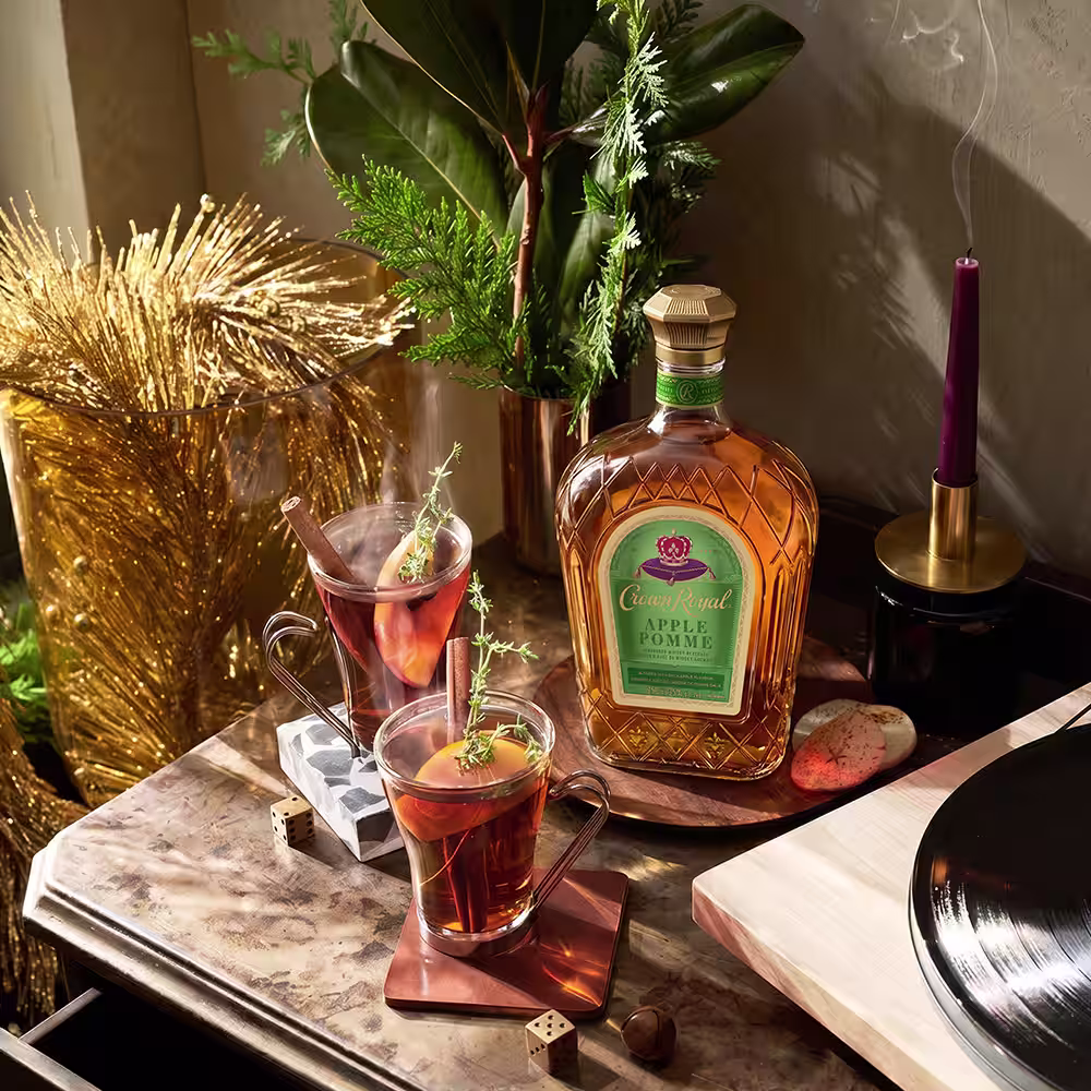 Chilly days, hot drinks. Warming up with a little spiced cider sounds like a good plan to us. A little of spice, a little zest, a lot of cozy. Keep w