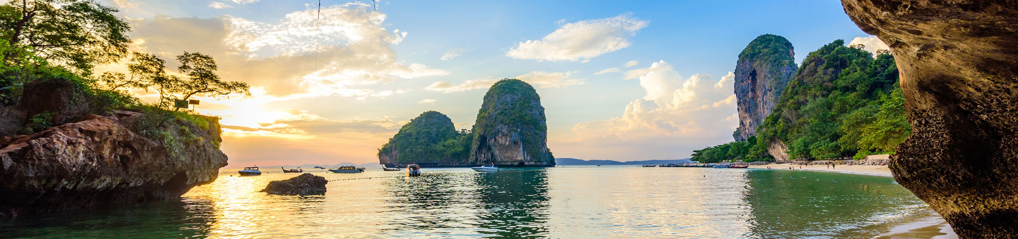 Bucht mit Felsen und Booten