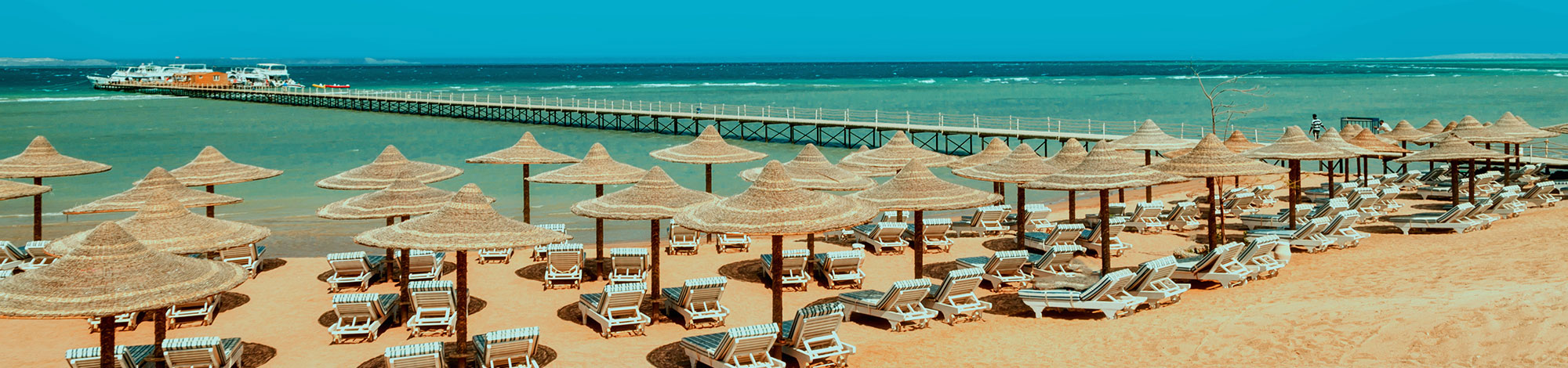 Liegen und Sonnenschirme an einem Steg in Hurghada, Ägypten