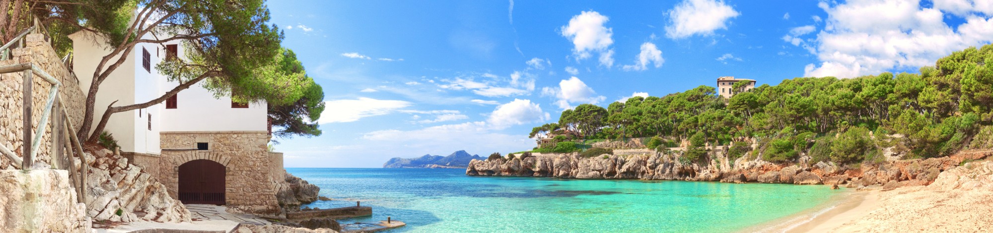 Strandpanorama mit steiler Küste