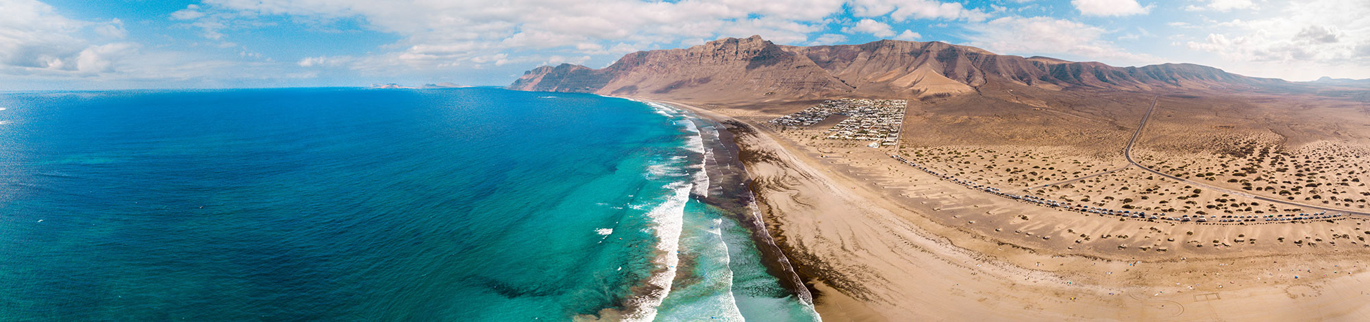Die Vulkanlandschaft von Lanzarote am Meer