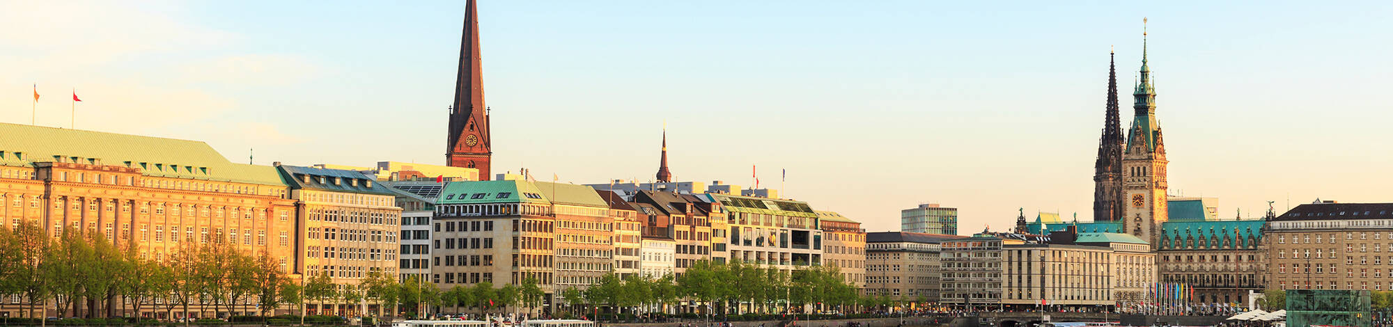 Skyline Alster Hamburg in warmem Sonnenlicht
