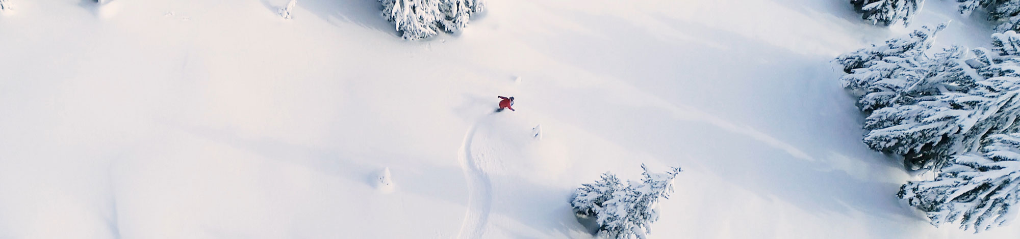 Mensch geht durch verschneite Landschaft