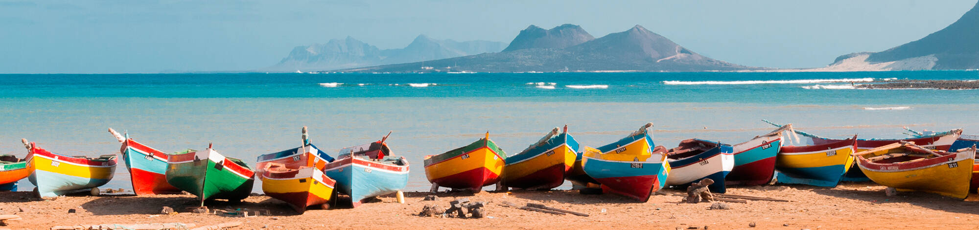Bunte Boote liegen am Strand auf den Kapverden