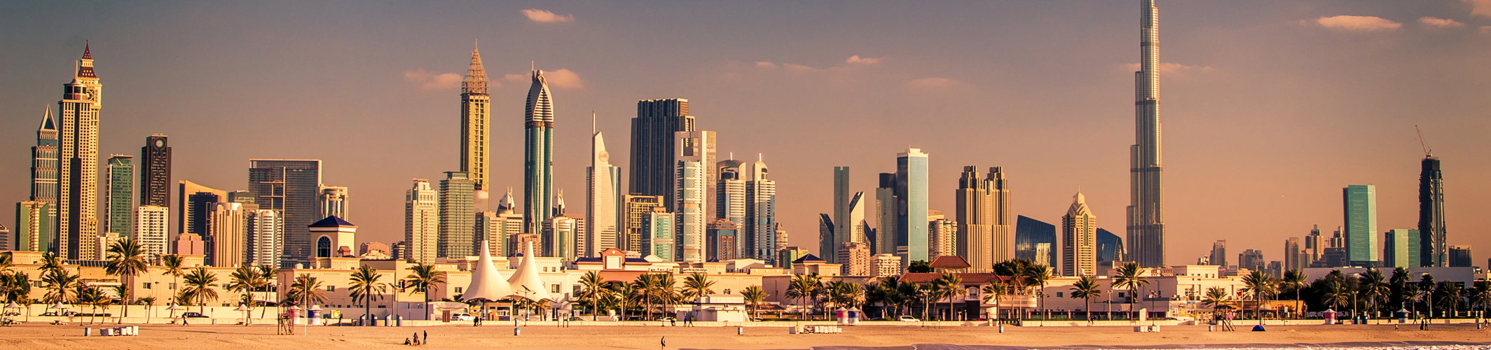 Die Skyline von Dubai mit Strand und Wolkenkratzern