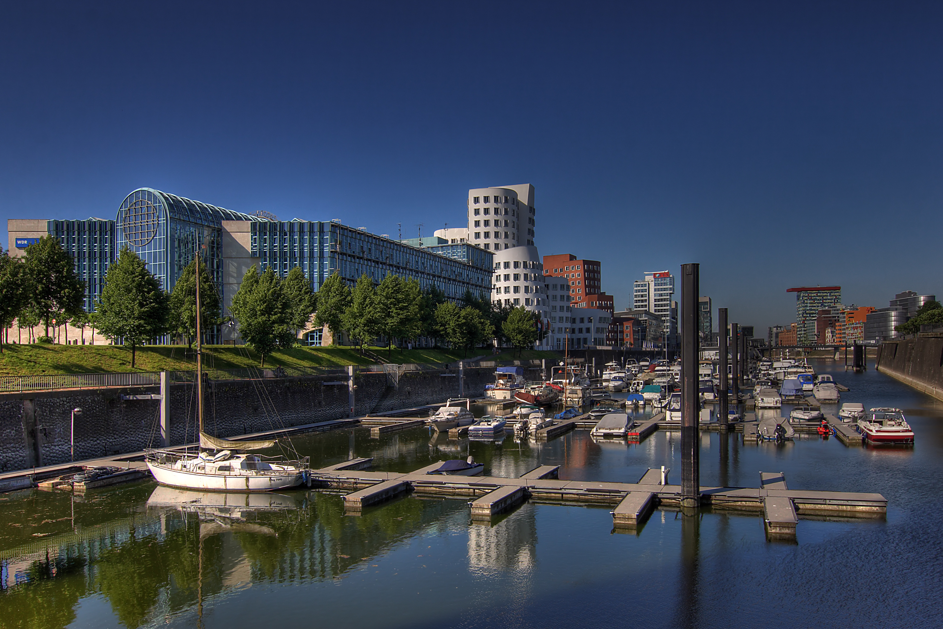 duesseldorf hafen skyline