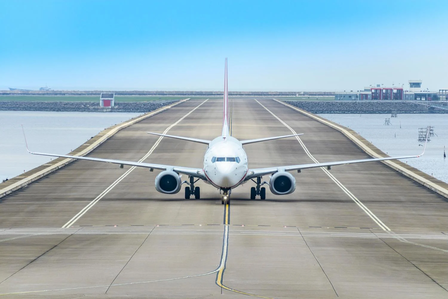 Airplane and airport runway | Neste