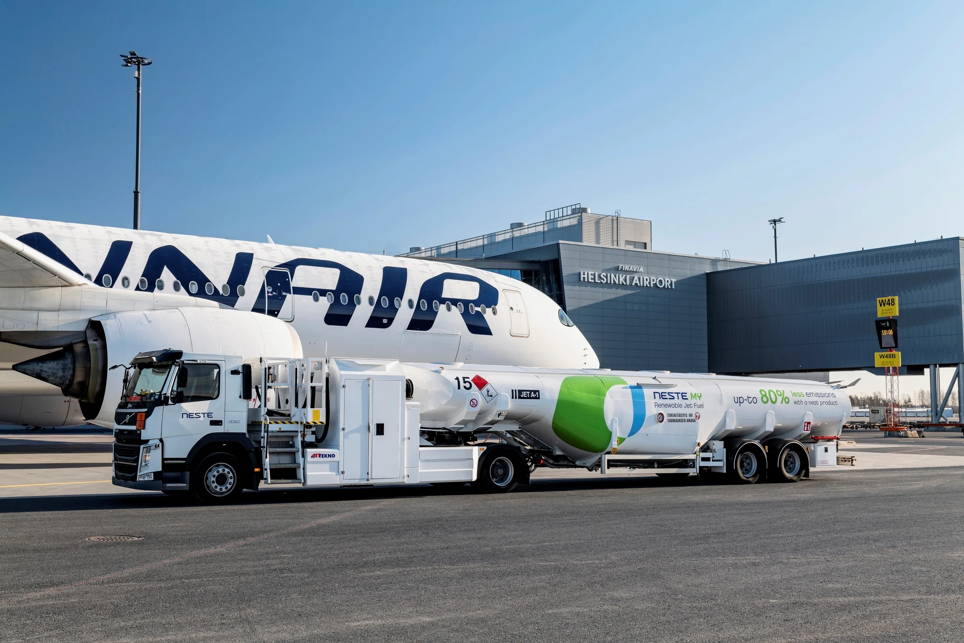 Neste truck fueling SAF to a Finnair airplane