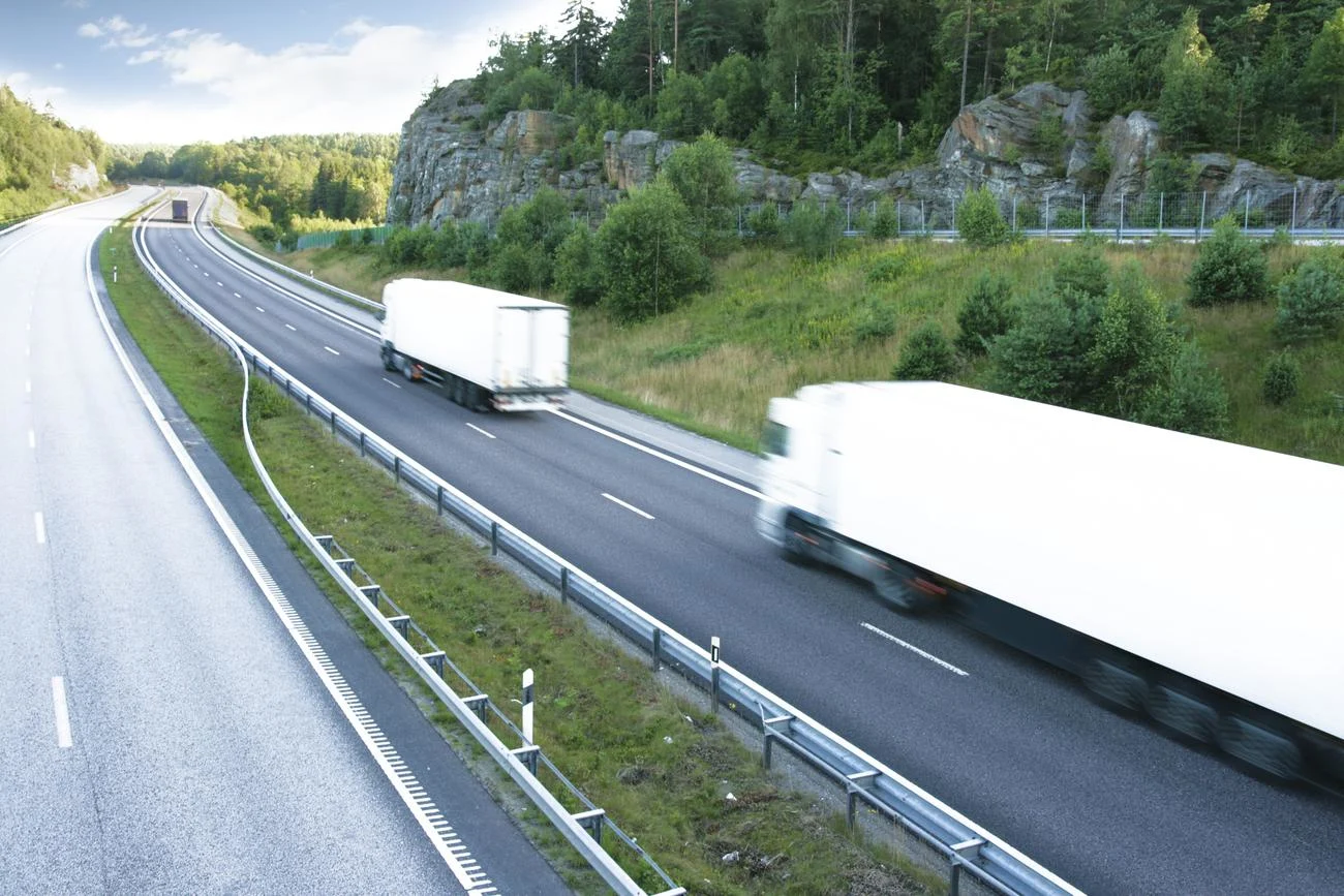 Vrachtwagens die op de Belgische snelweg rijden, rijden op hernieuwbare diesel