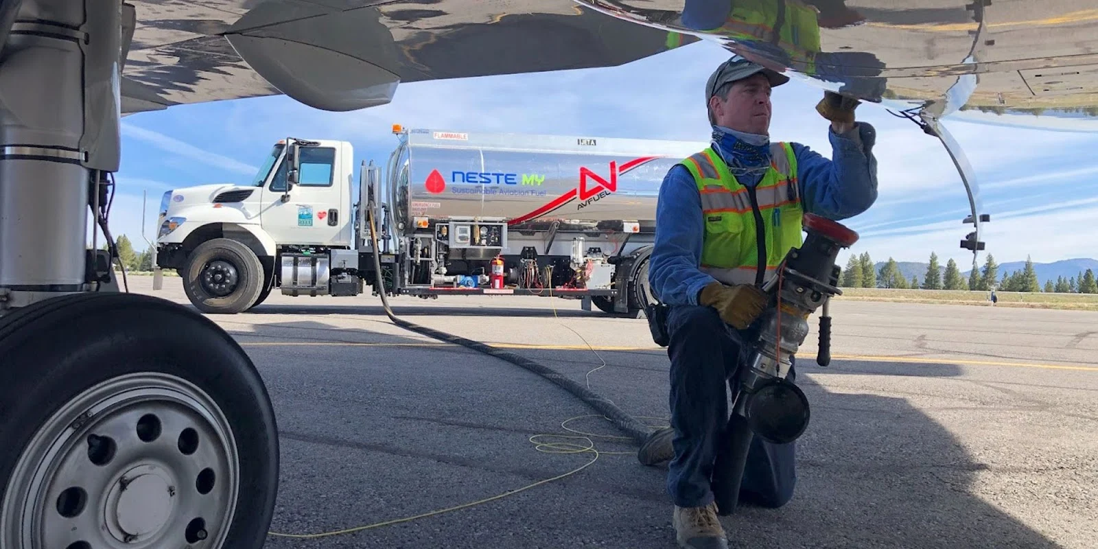 fueling airplane with SAF