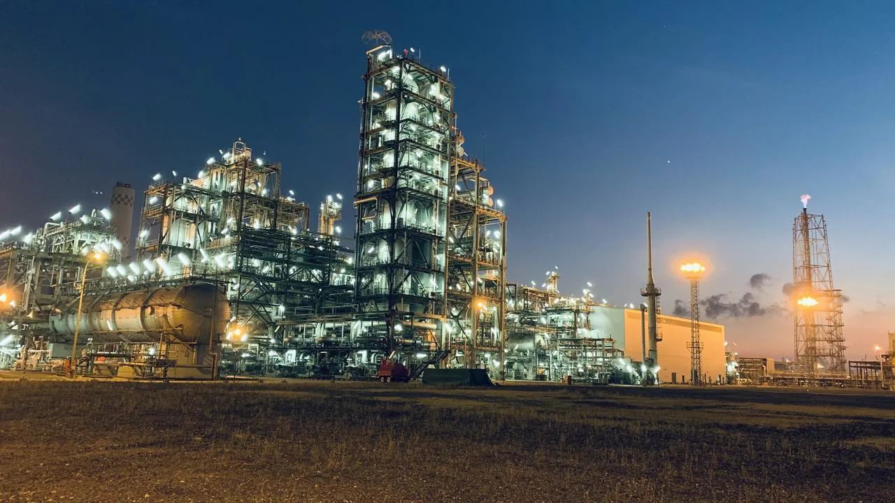 singapore refinery at night