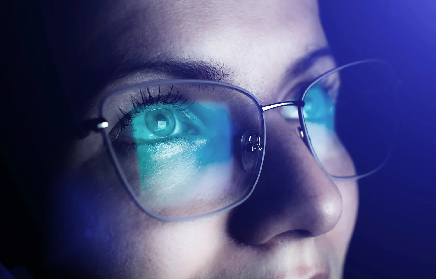 The person's goggles show a reflection | Neste