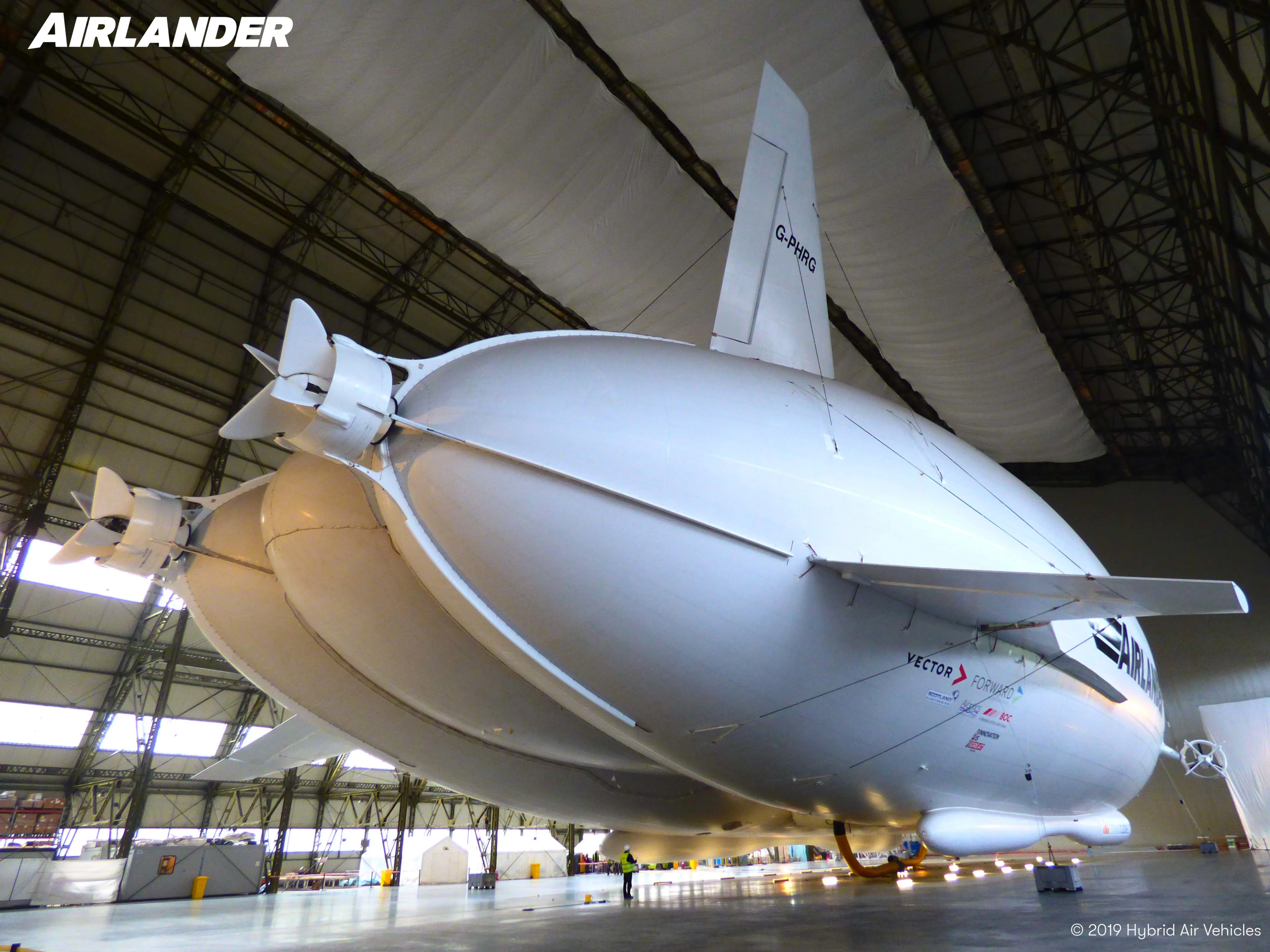 The British Airlander prototype uses technology from airships, fixed-wing aircraft and helicopters. Its developer Hybrid Air Vehicles is committed to flight with zero carbon emissions.