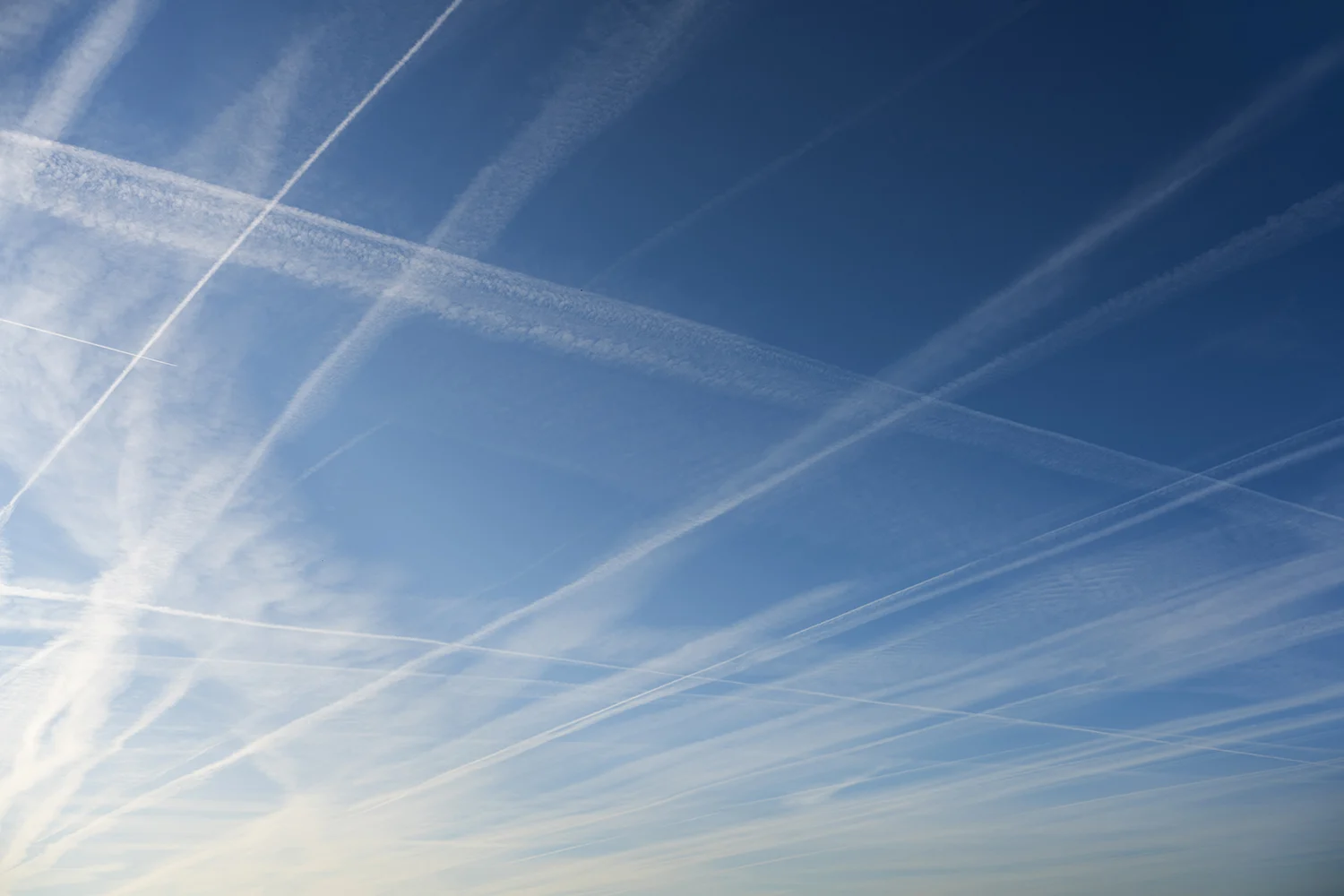 Blue sky with flight tracks | Neste