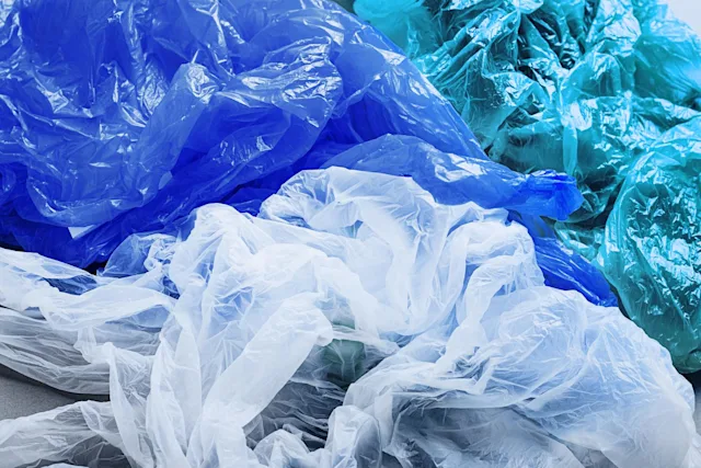 Mechanical vs chemical recycling | Neste