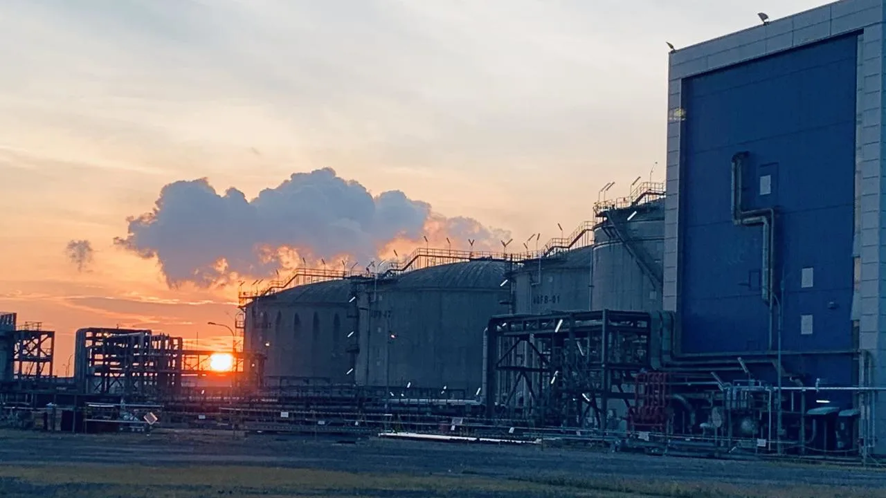 singapore refinery at night