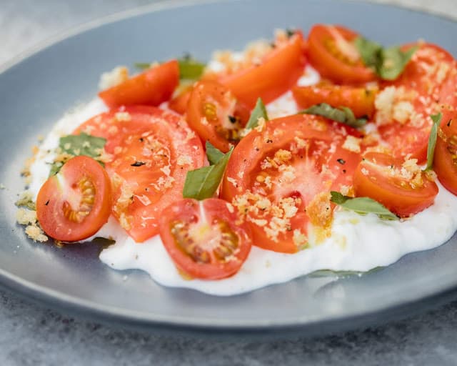 A plate of tomatoes and cheese