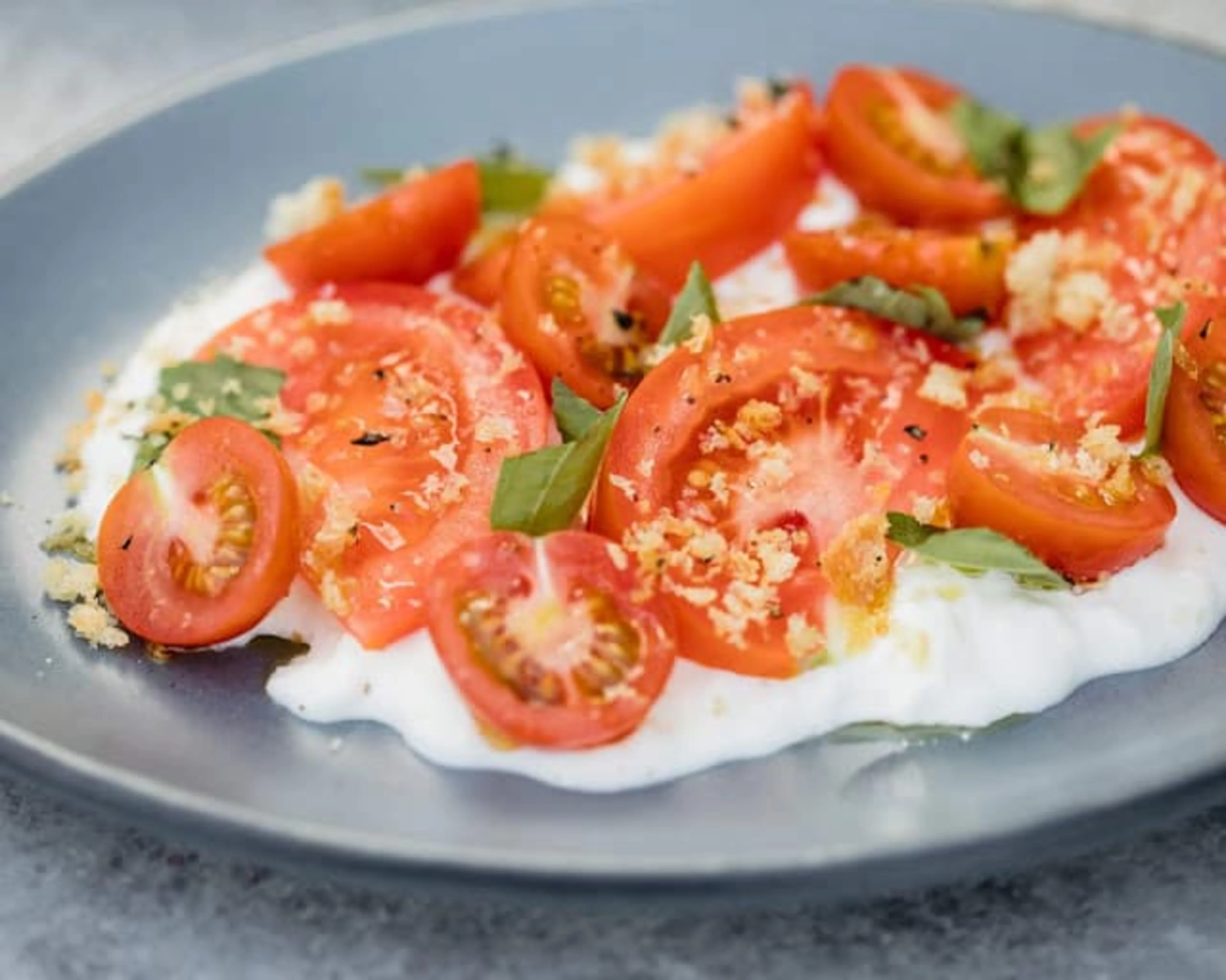 A plate of tomatoes and cheese