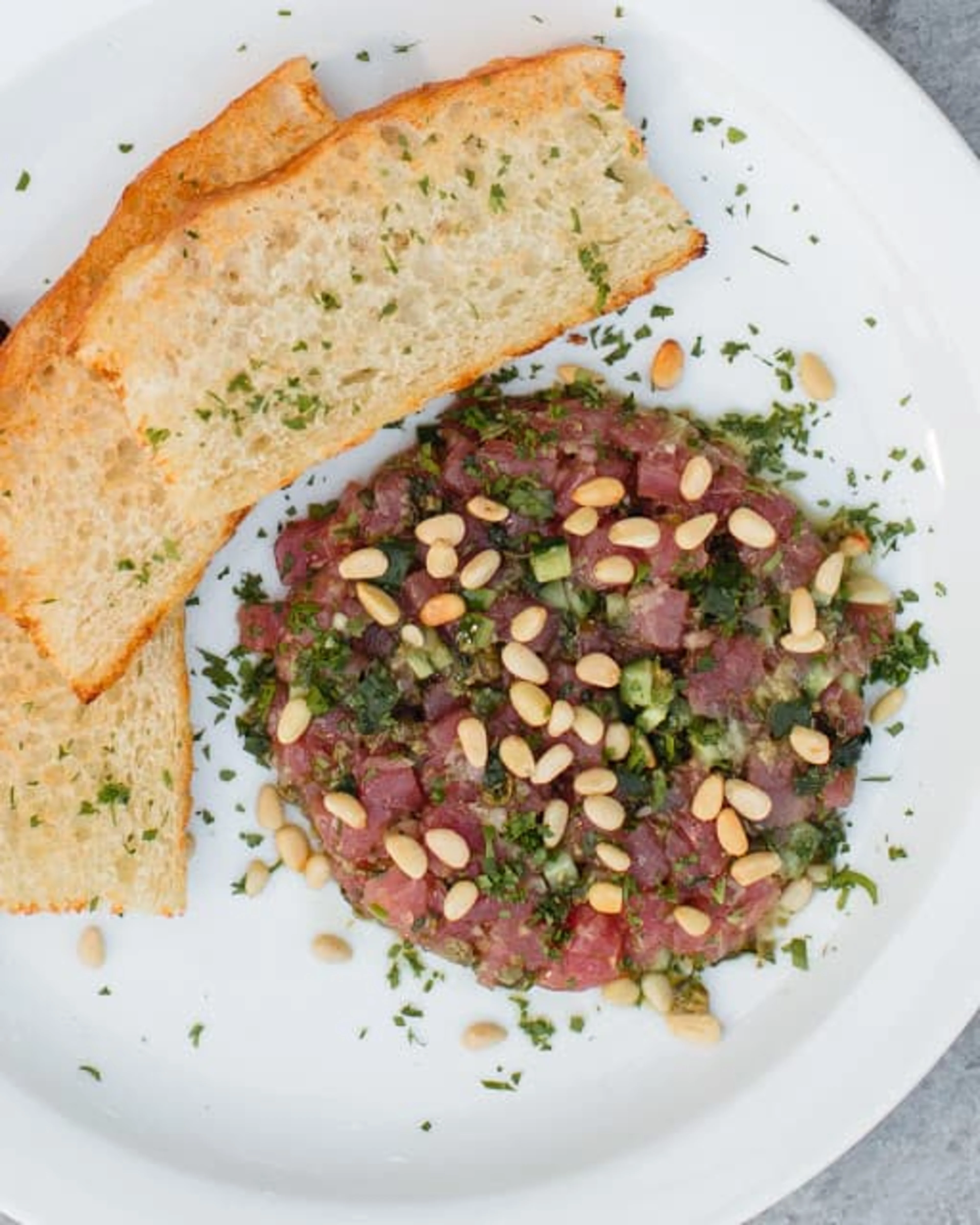A plate of carpaccio and bread