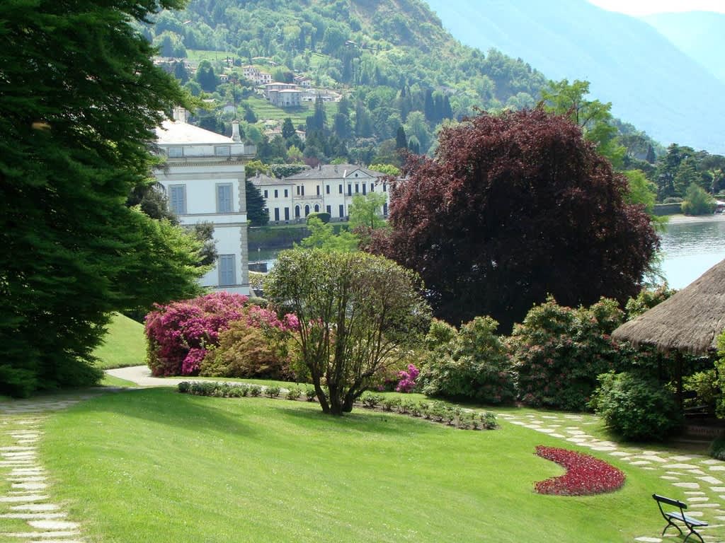 Härlig vy med en skymt av bostadshuset till vänster. Ett besök i Villa Melzis trädgård är en mäktig upplevelse!