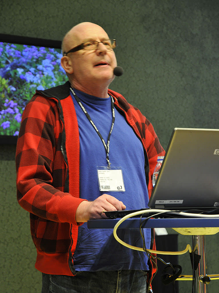 Peter Gaunitz i berättartagen. På skärmen bakom syns blåflox, _Phlox divaricata_. Foto: Sylvia Svensson