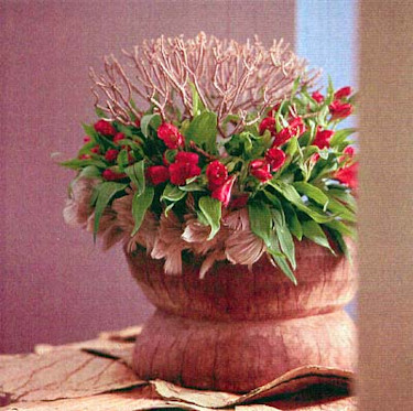 Alstroemeria arrangerad runt en torr kvist. Foto: FCH.