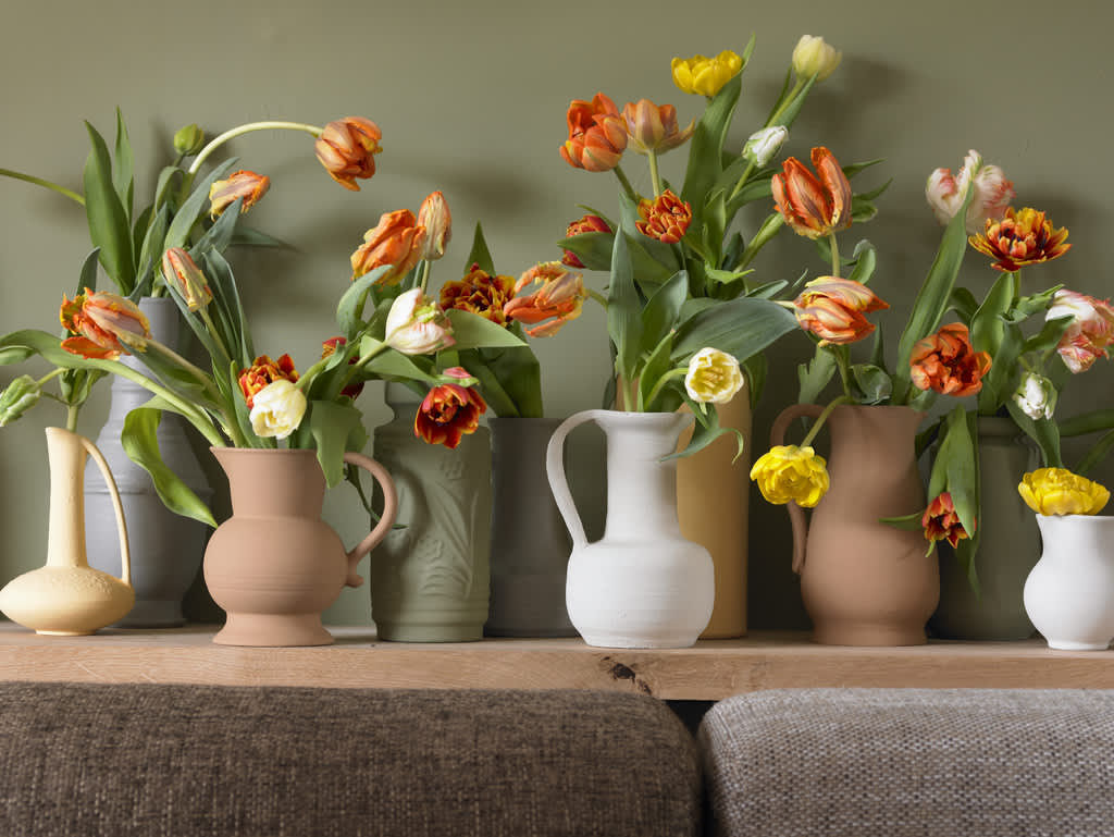 Tulpaner i olika vaser ställda på rad ger ett modernt intryck.

Foto: Blomsterfrämjandet