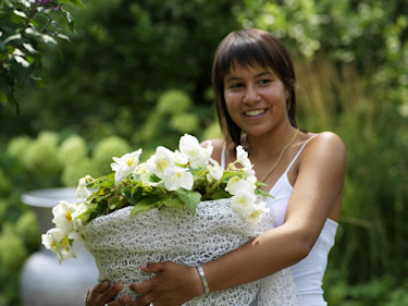 Vit hängbegonia i vit korg.
Foto: Blomsterfrämjandet IBC.